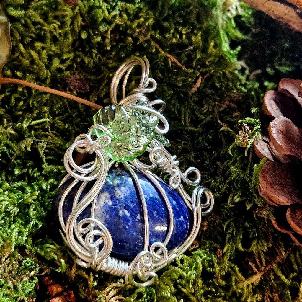Les pierres du ciel et de l'eau en création unique 

( Citrouille sodalite en image )