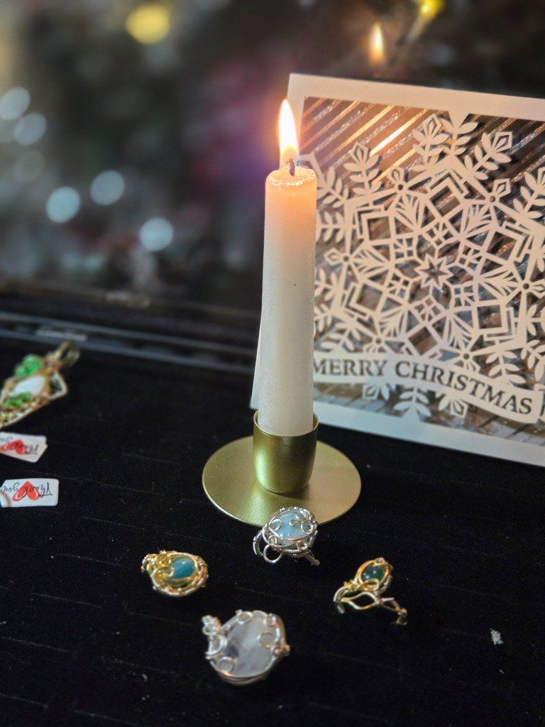 Que tu es des mains de fée ou de guerriere , tu merites ta bague . Ergonomique et ajustable avec les plus belles pierres . 
Tape Bague dans pierre de recherche