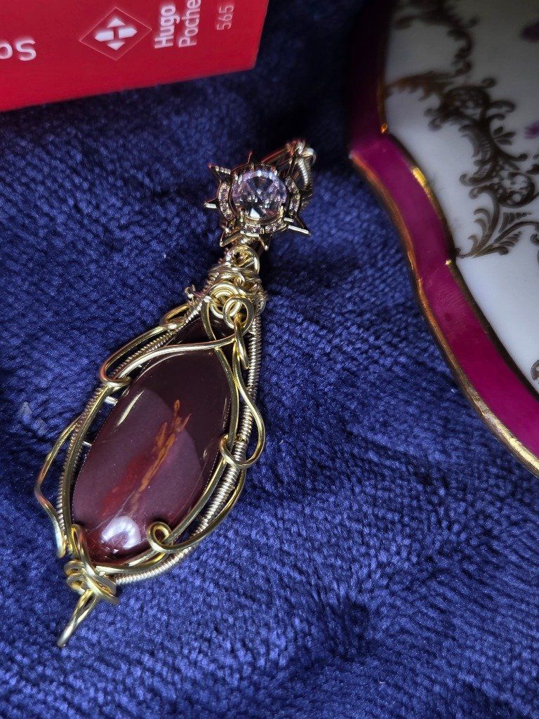 Des colliers, bracelets et pendentifs qui allient beauté et énergie .

-Cornaline – courage et vitalité
❤️ Grenat – force et passion
✨ Rubis – protection et élégance

Portez-les pour leur style… et leur vibration puissance