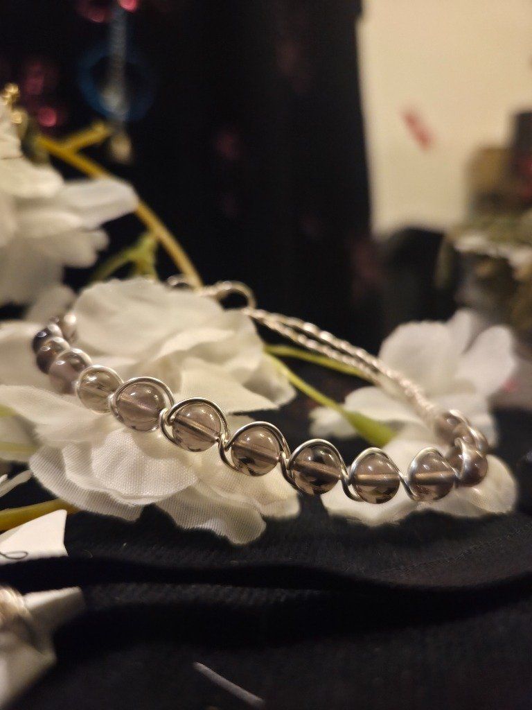 Des colliers, bracelets et pendentifs qui apportent ancrage et énergie ?

-Œil de tigre – protection et courage
-Jaspe brun – stabilité et force intérieure
✨ Bronzite – confiance et sérénité

Portez-les pour leur reconforts