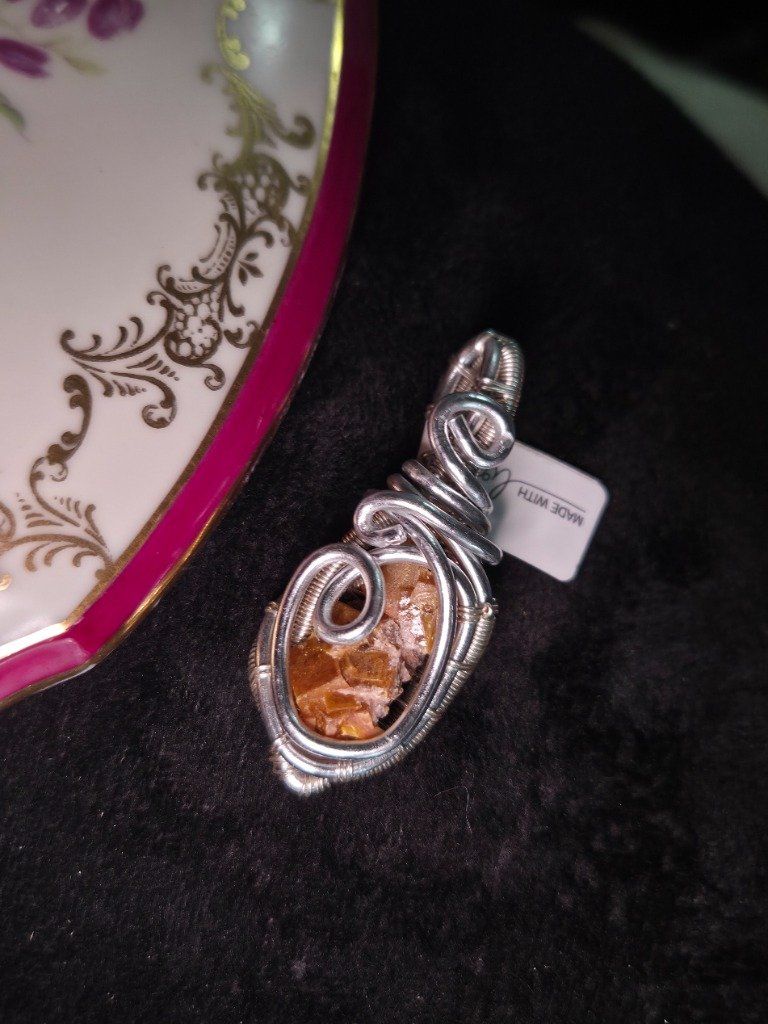 Des colliers, bracelets et pendentifs chaleureux et pleins d’énergie ?

-Cornaline – vitalité et courage
-Calcite orange – créativité et joie
✨ Pierre de soleil – confiance et bonne humeur

Portez-les pour leur couleur éclatante…