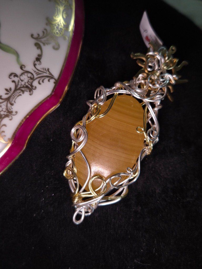 Découvrez des colliers, bracelets et pendentifs lumineux et pleins d’énergie ?

- Citrine – joie et vitalité
-Calcite jaune – créativité et motivation
✨ Pierre de soleil – confiance et bonne humeur

Des bijoux qui illuminent votre style et votre vie