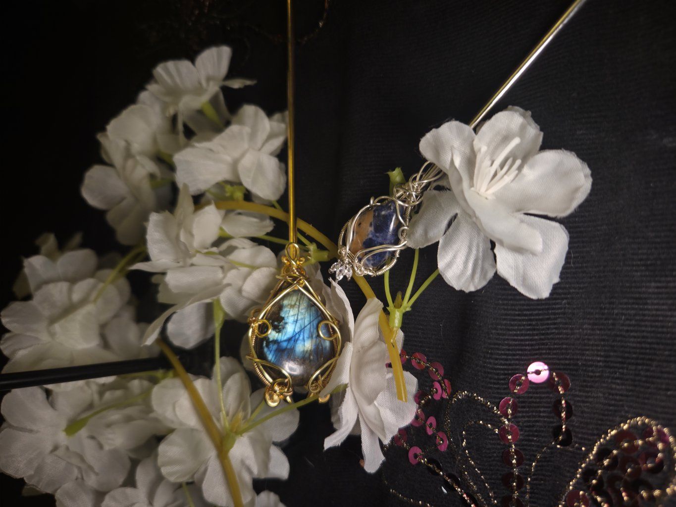 Des colliers, bracelets et pendentifs qui capturent toutes les nuances du bleu :
- Lapis-lazuli – sagesse et intuition
- Aigue-marine – sérénité et clarté
- Saphir – protection et élégance
...

Des pièces à porter pour la beauté… et l’énergie des pi