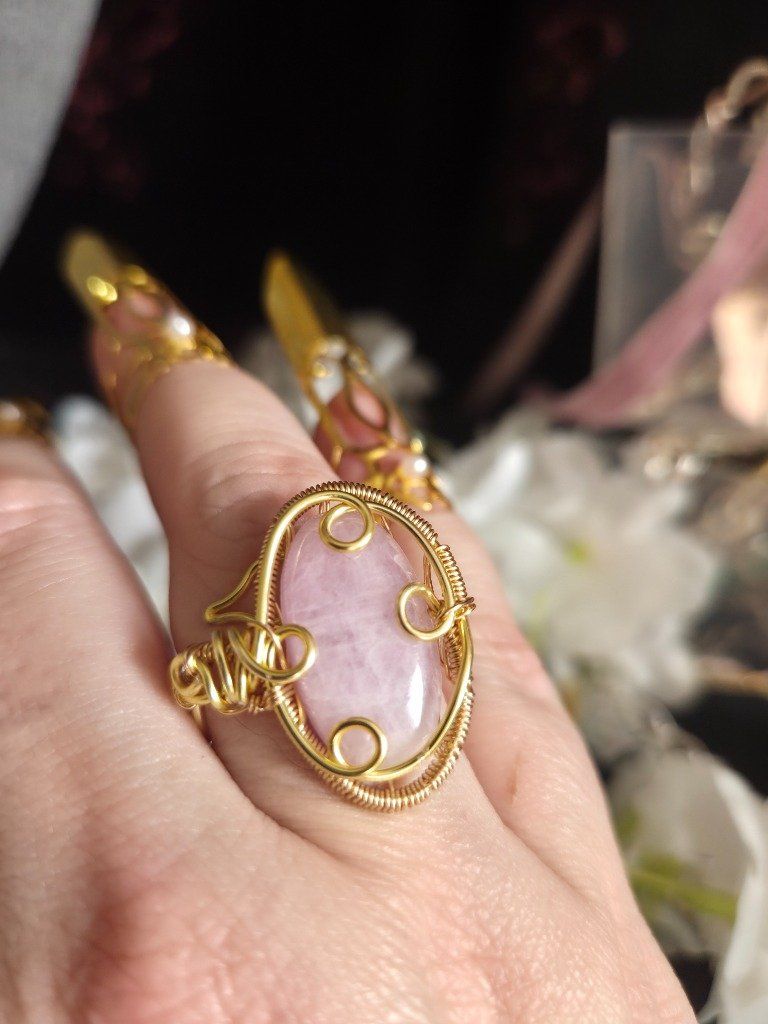 Des colliers, bracelets et pendentifs délicats pour apporter douceur et énergie ?
-Quartz rose – amour et apaisement
-Rhodochrosite – joie et bien-être
-Morganite – harmonie et élégance
...
Portez-les pour leur beauté… et leurs douceurs