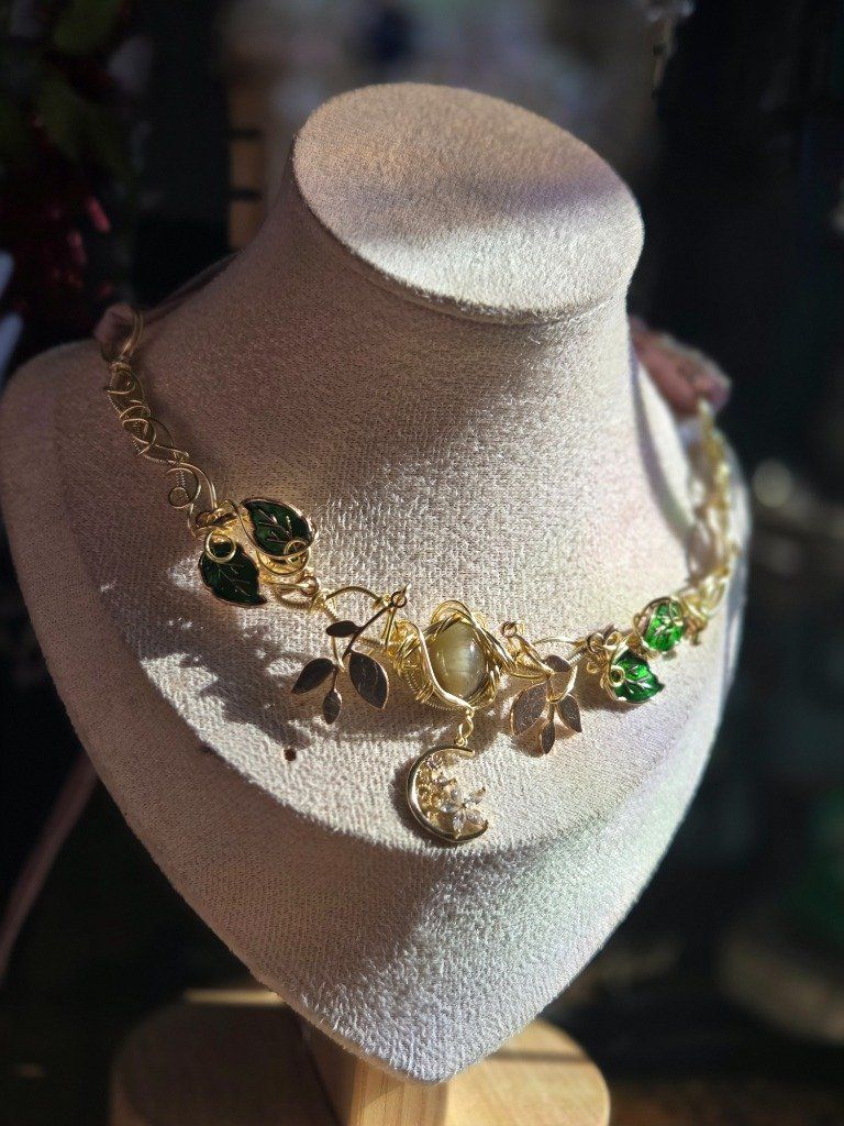 ✨ Collections bijoux ✨

Découvrez nos collections Triple Lune et Les Ailes du Printemps.
Légèreté, renouveau et douceur

Triple Lune
Un symbole fort, féminin