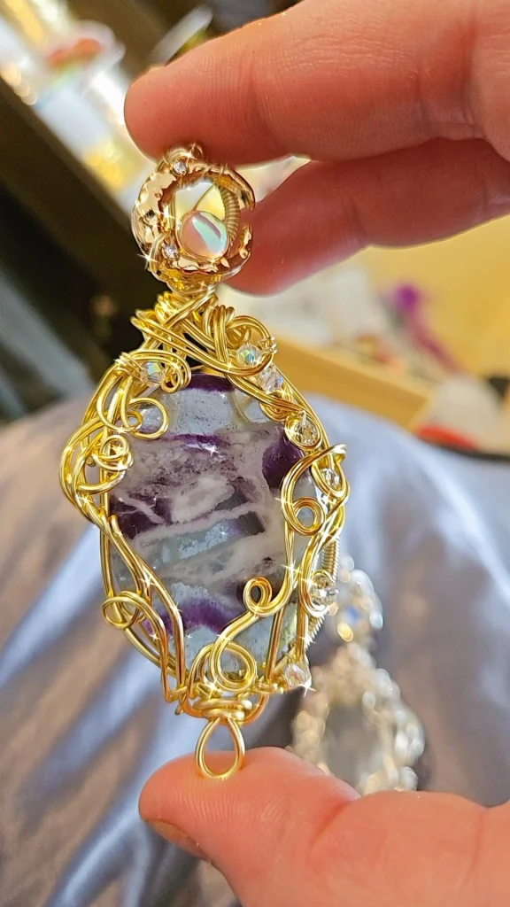 Les légendes d'hiver réchauffe le coeur et l'esprit . Profite d'une collection de pendentif magnifique