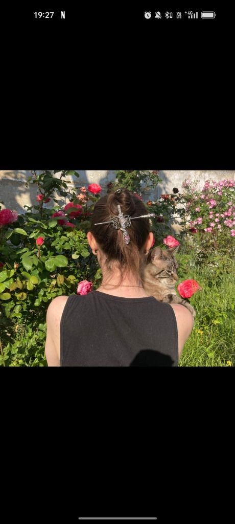 Flora et sa broche de chignon ??