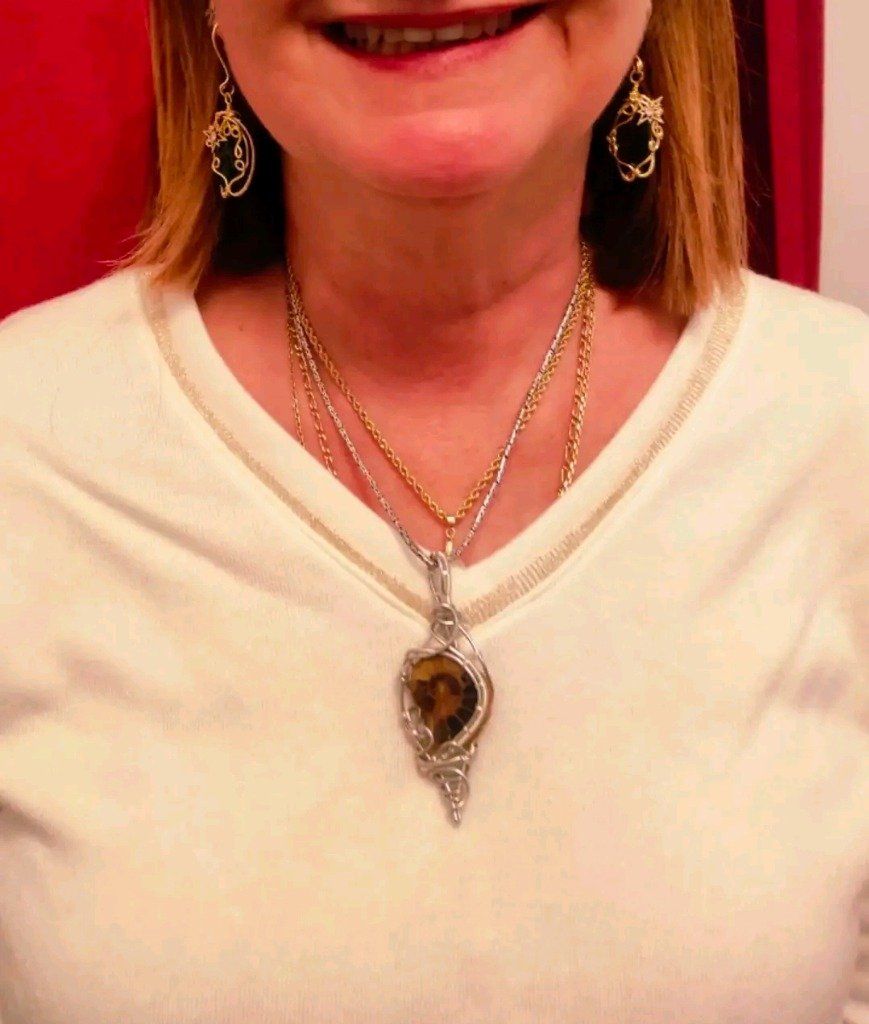 Ammonite et boucle d'oreille de sanmaci en purpurite