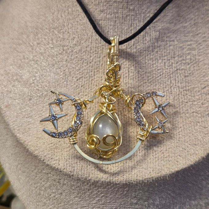 Triple Lune Féminin Sacré – Amulette Pierre de Lune Hecatolite