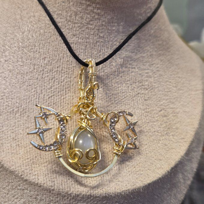 Triple Lune Féminin Sacré – Amulette Pierre de Lune Hecatolite