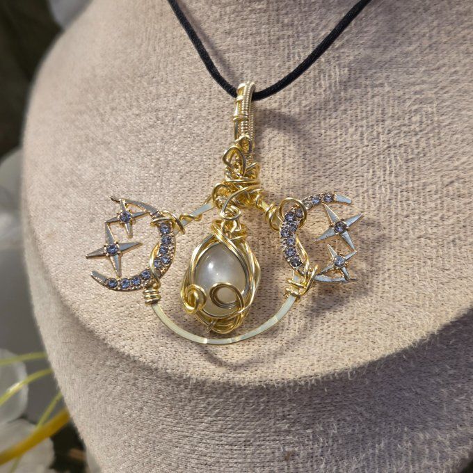 Triple Lune Féminin Sacré – Amulette Pierre de Lune Hecatolite