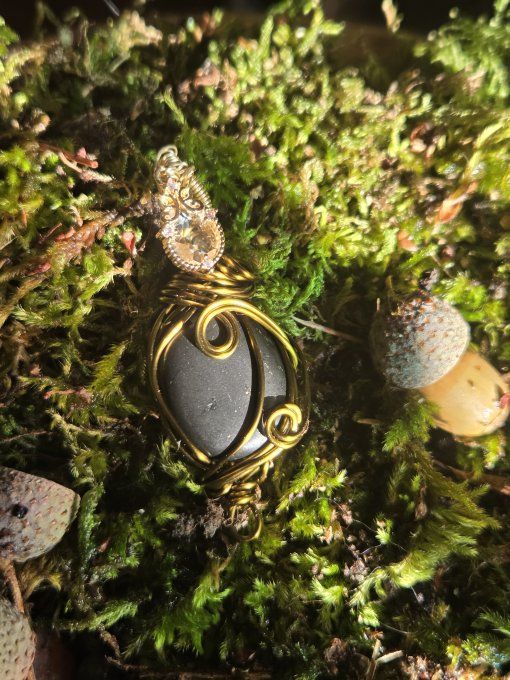 Shungite,  pendentif amulette protecteur bronze coeur cuivre 