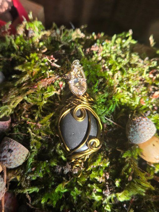 Shungite,  pendentif amulette protecteur bronze coeur cuivre 