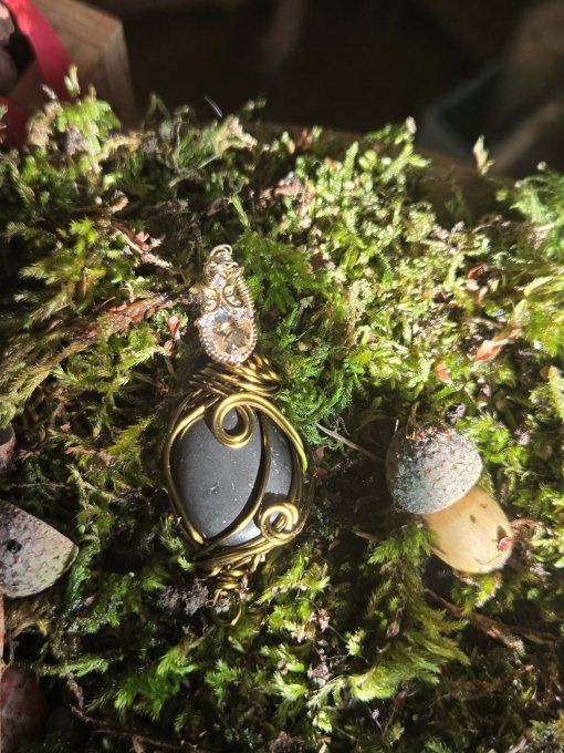 Shungite,  pendentif amulette protecteur bronze coeur cuivre 
