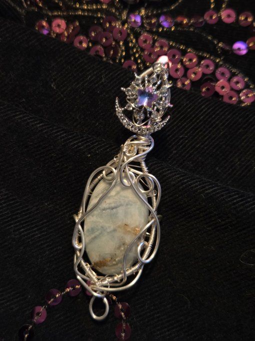 Amulette Scheelite Bleue  – Intuition & Ouverture Spirituelle  