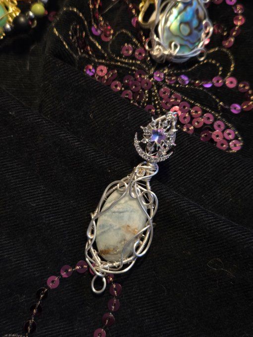 Amulette Scheelite Bleue  – Intuition & Ouverture Spirituelle  