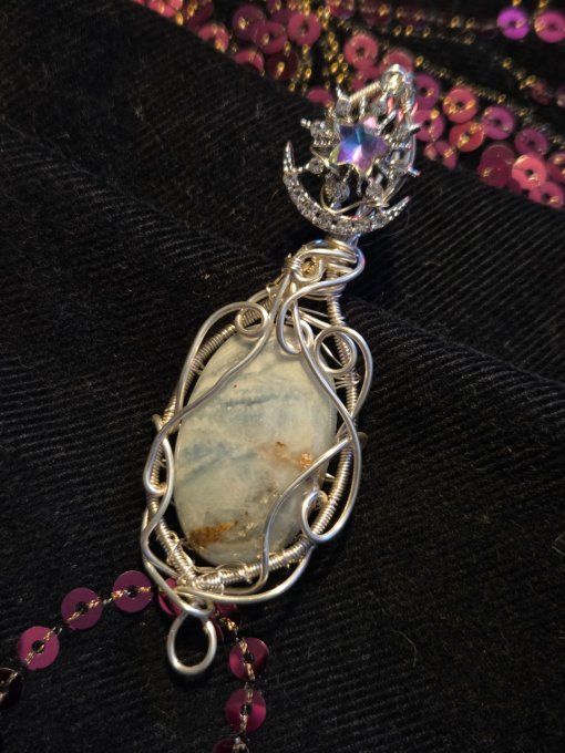 Amulette Scheelite Bleue  – Intuition & Ouverture Spirituelle  