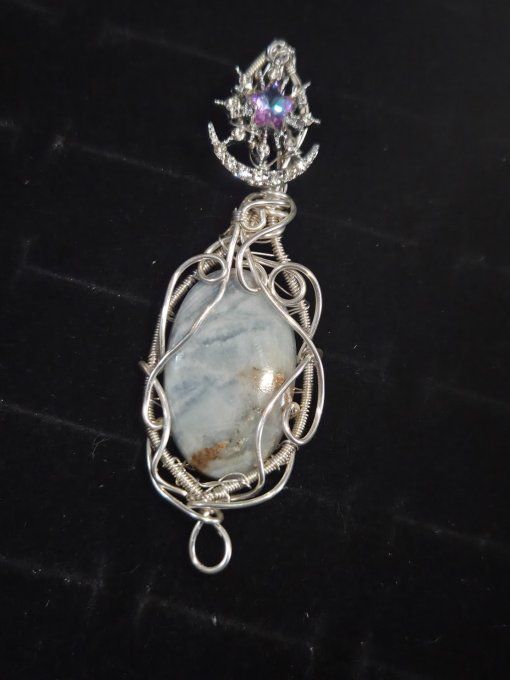 Amulette Scheelite Bleue – Intuition & Ouverture Spirituelle