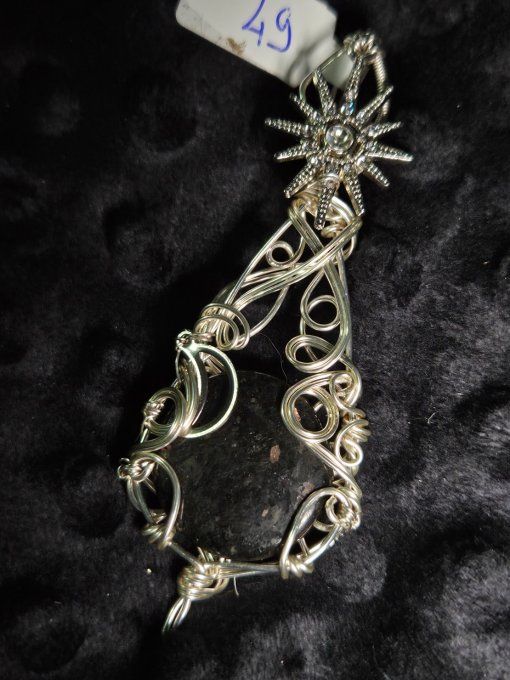 Pendentif Triple Lune – Nuummite, Pierre des Sorciers Protectrice