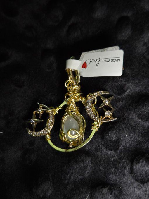 Triple Lune Féminin Sacré – Amulette Pierre de Lune Hecatolite