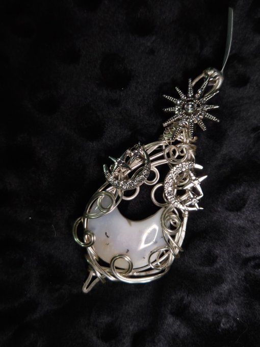 Pendentif Triple Lune – Merlinite pour Équilibre et Magie