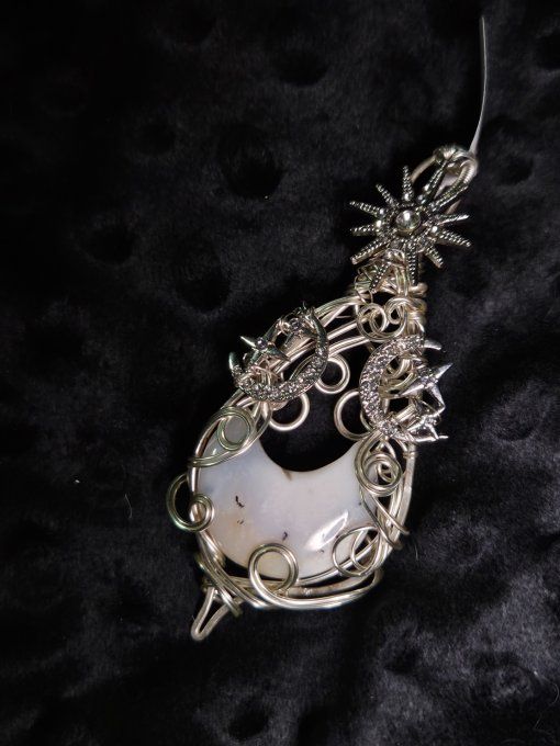 Pendentif Triple Lune – Merlinite pour Équilibre et Magie