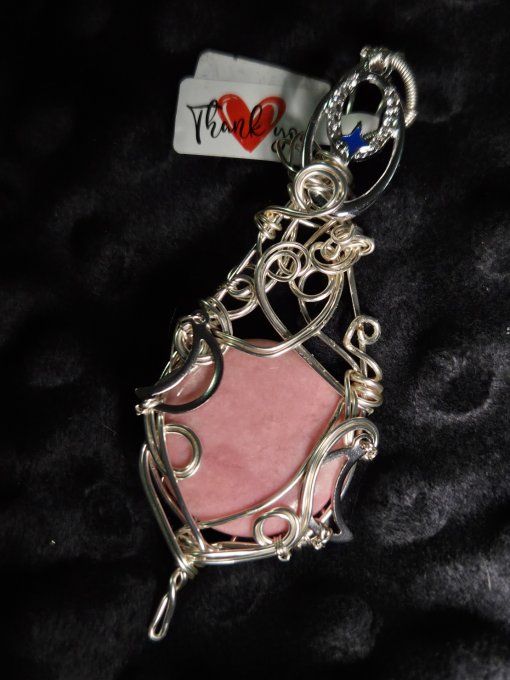 Pendentif Triple Lune – Thulite (Zoisite Rose), Équilibre Émotionnel