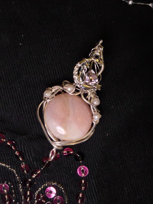 Amulette Opale Rose – Harmonie Émotionnelle & Protection Du Cœur