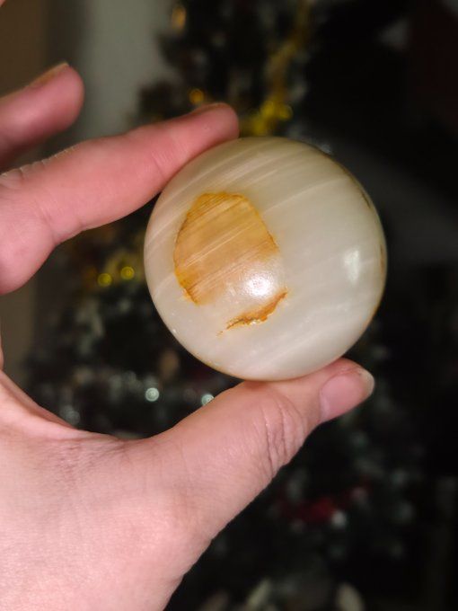 Sphère en agate calcédoine blanche rubanée de 8/10 cm