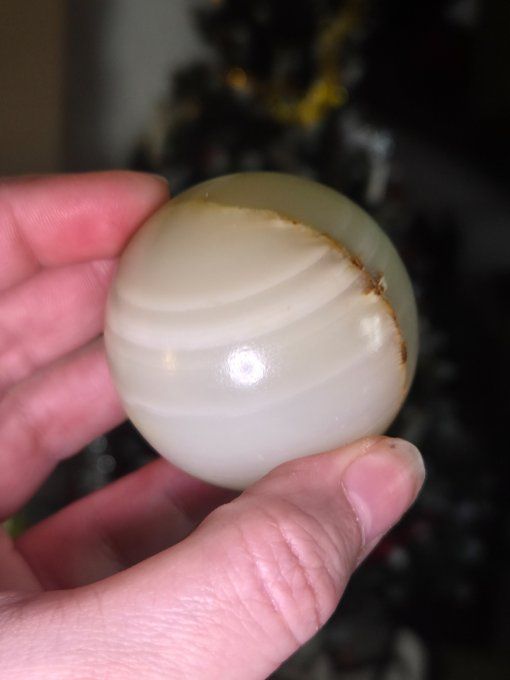 Sphère en agate calcédoine blanche rubanée de 8/10 cm