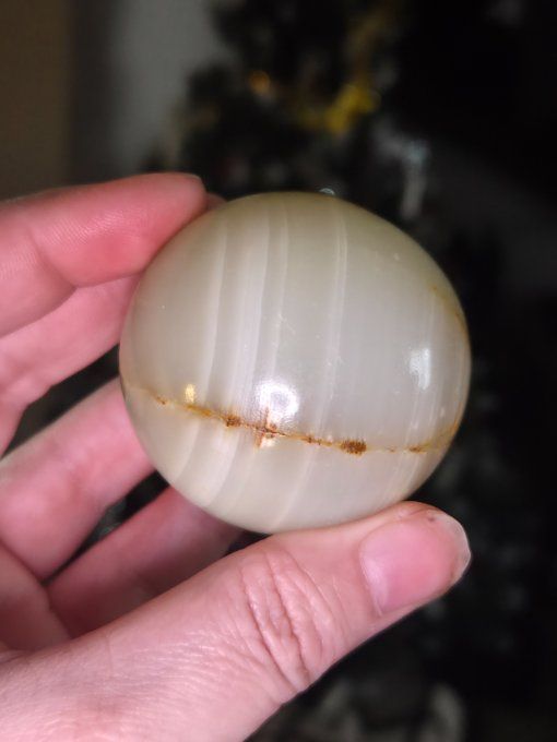 Sphère en agate calcédoine blanche rubanée de 8/10 cm