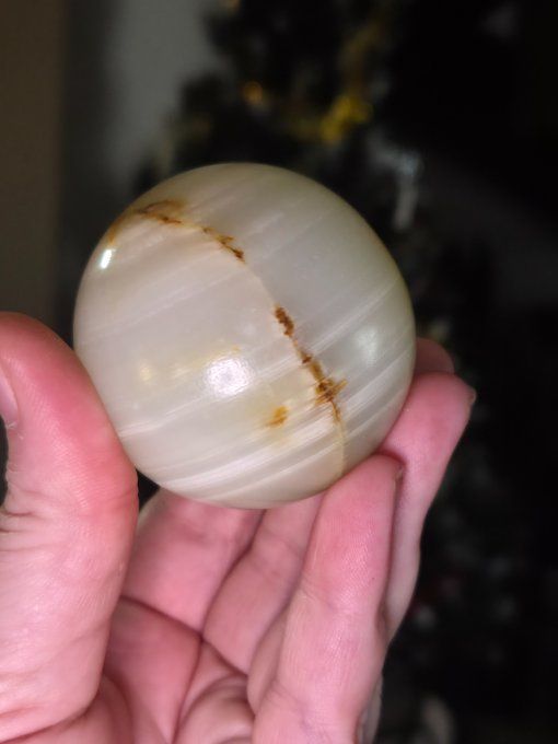 Sphère en agate calcédoine blanche rubanée de 8/10 cm