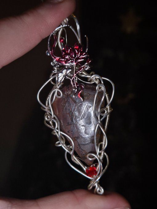 Amulette Lune D’argent  En Bois Fossilisé – Pierre D’Ancrage Et De Stabilité  