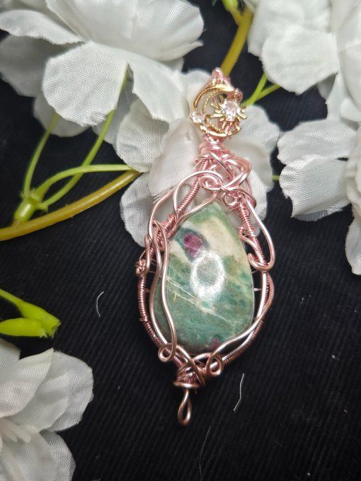 Pendentif Rose En Fuchsite – Amour Inconditionnel, Protection & Clarté  