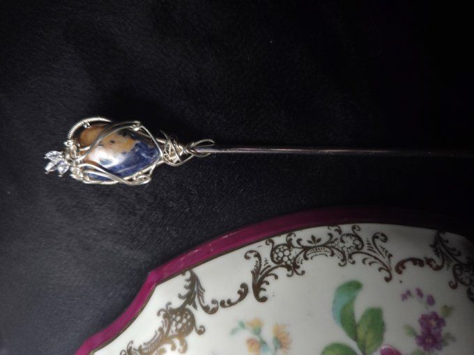 Pic cheveux En Sodalite – Humilité, Courage Et Communication  