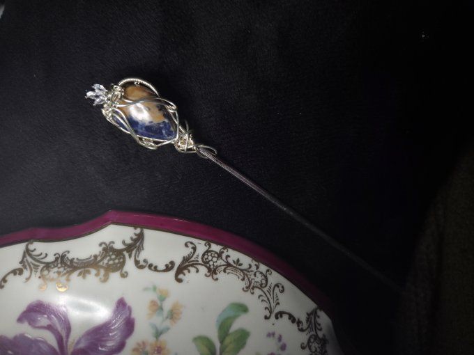 Pic cheveux En Sodalite – Humilité, Courage Et Communication  