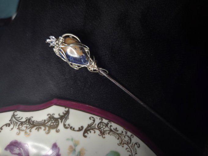 Pic cheveux En Sodalite – Humilité, Courage Et Communication  