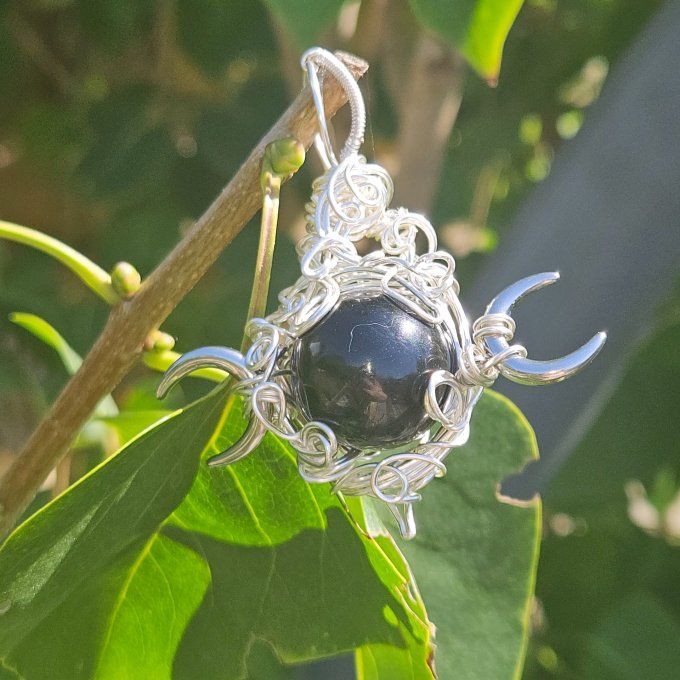Triple Lune Dark Feminin – Amulette Obsidienne Noire