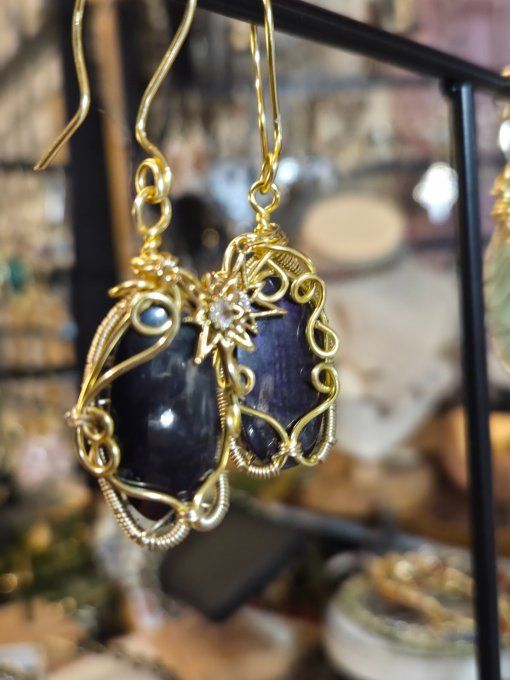 Boucle d’oreille Purpurite  – Liberté Intérieure  .