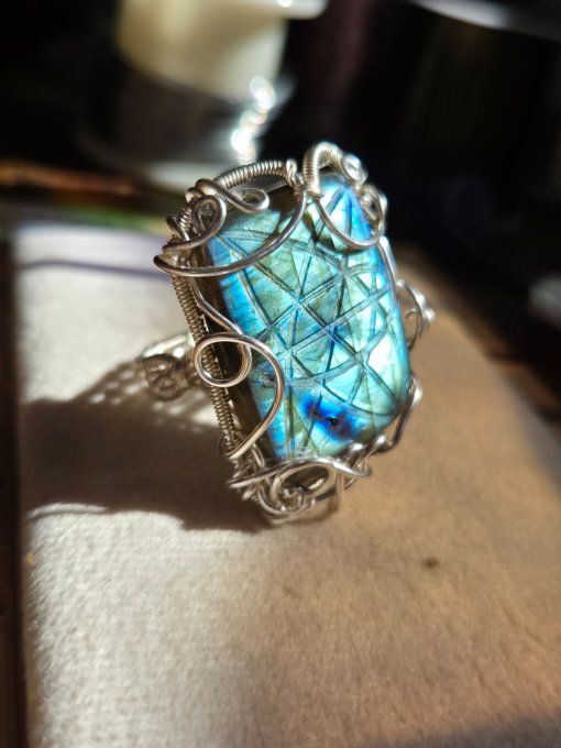 Chevalière labradorite gravé : confiance et protection