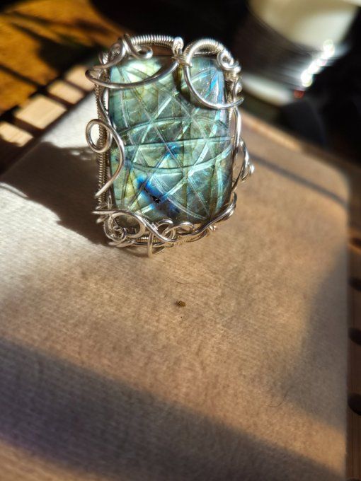 Chevalière labradorite gravé : confiance et protection