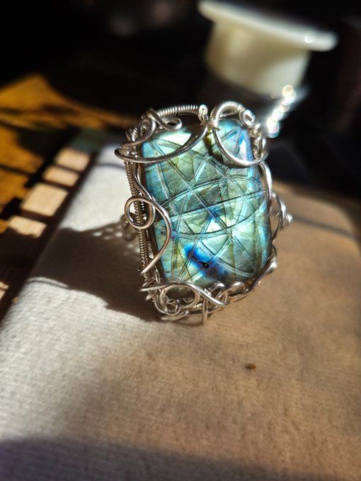 Chevalière labradorite gravé : confiance et protection
