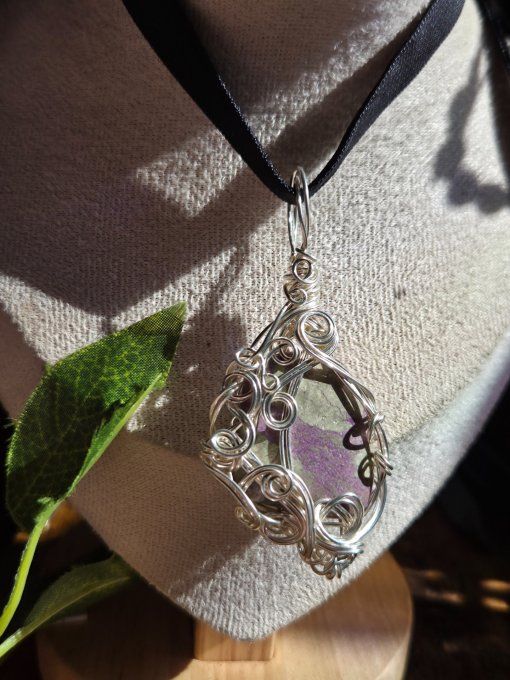 Pendentif Pomme Poison En Atlantisite – Compassion, Protection & Soin Émotionnelle  