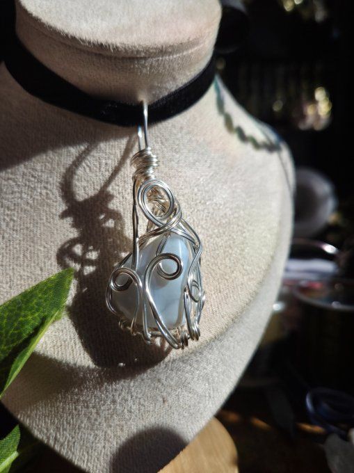 Pomme poison -pendentif Opale Bleue ✨Communication & Libération Spirituelle✨
