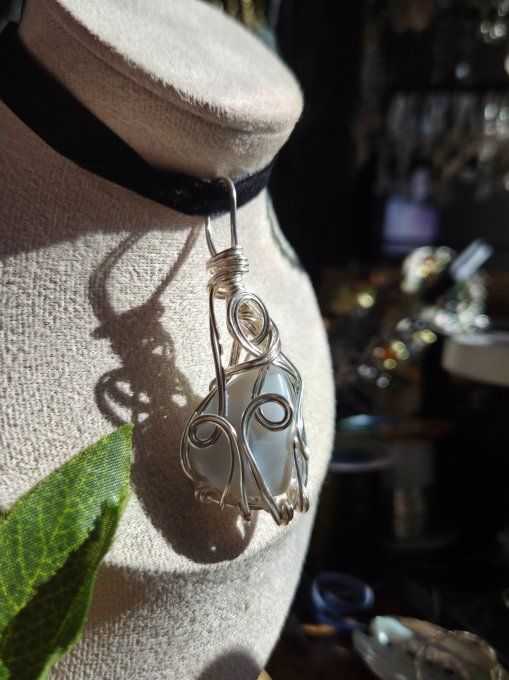 Pomme poison -pendentif Opale Bleue ✨Communication & Libération Spirituelle✨