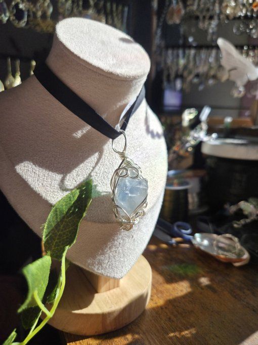 Pendentif Celestite : pomme poison -apaisement & Reconfort . 