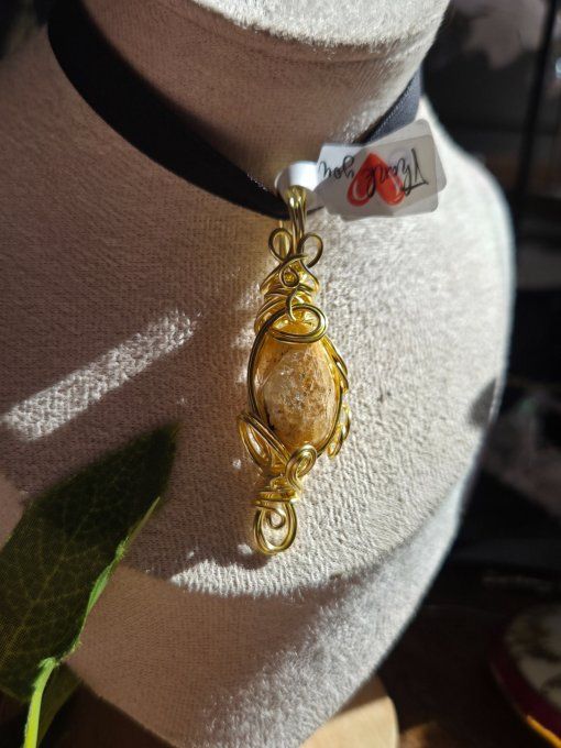 Pomme poison Héliodore : pendentif Béryl jaune 