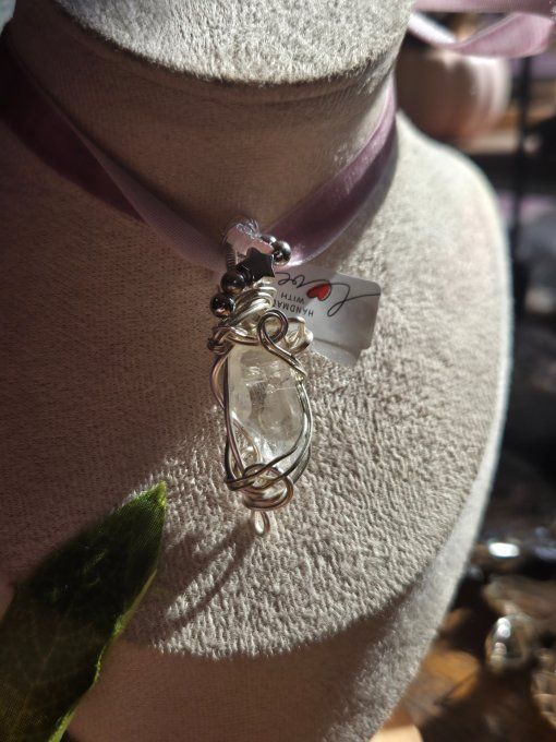 Amulette Pétalite – Pierre De Paix Et De Connexion Spirituelle   ✨