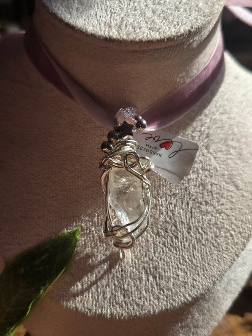 Amulette Pétalite – Pierre De Paix Et De Connexion Spirituelle   ✨