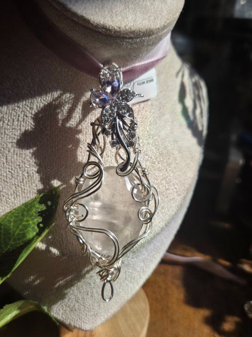 Amulette Quartz rose , fleur d'amour 